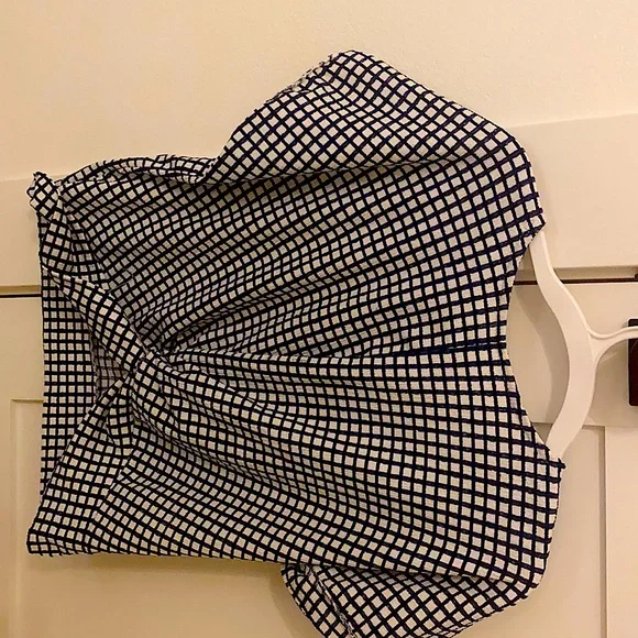 White and blue - Picture 1 of 2